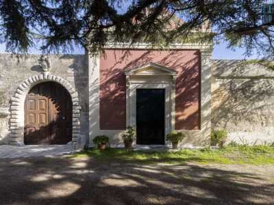 Si presenta di colore rosso, delimitata da due bianche lesene e contraddistinta da un portale architravato...